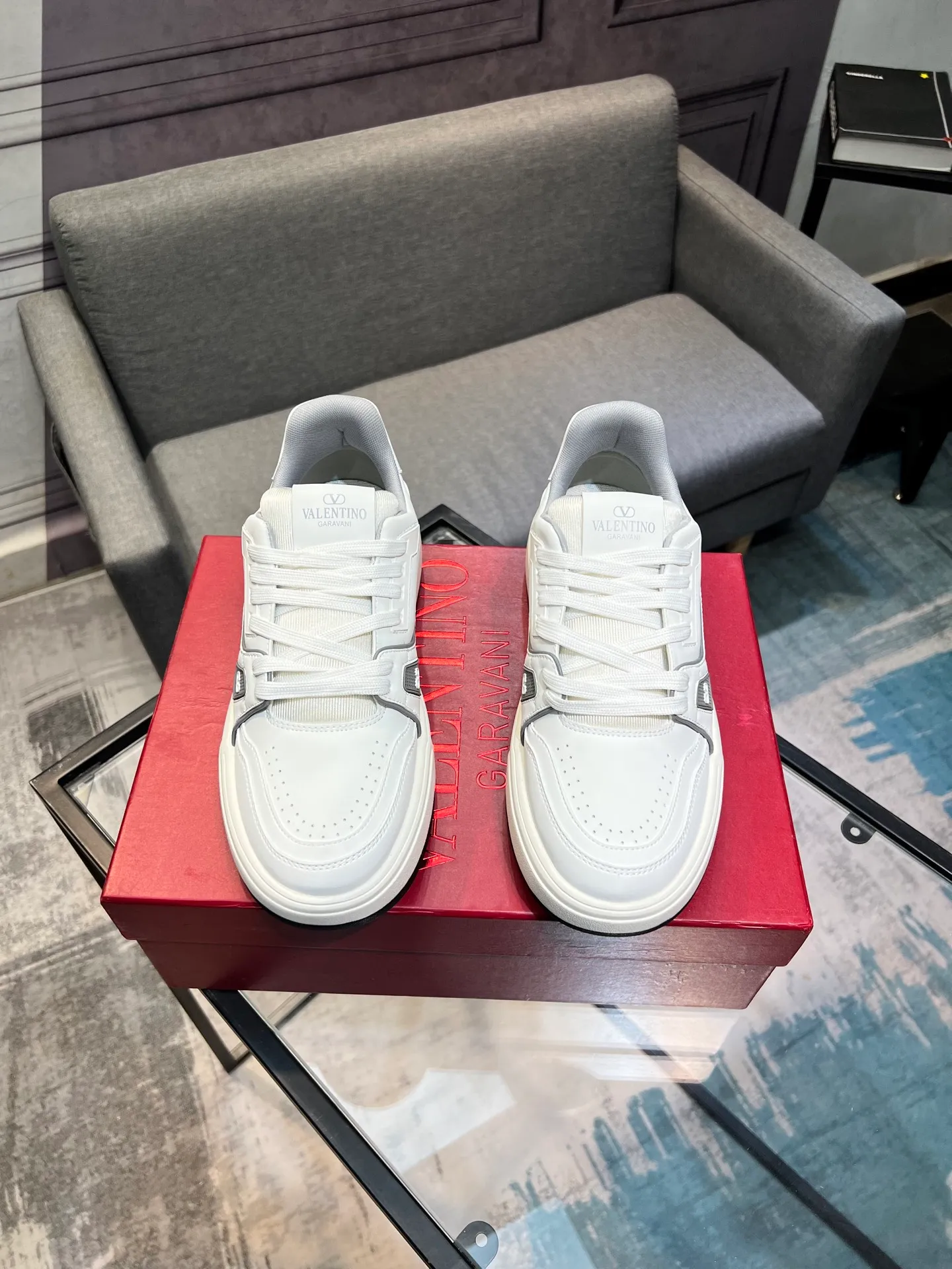 Men's men's shoes 💰660 𝑽𝒂𝒍𝒆𝒏𝒕𝒊𝒏𝒐 Valentino 𝑶𝒏𝒆𝑺𝒕𝒖𝒅 Couple's sneaker series Valentino 2025 latest couple's sneakers, celebrity style, hot sale. The original ZP was purchased and dismantled. Repeated pattern making and modification. I strive to restore the original version 1:1! Top luxury masterpiece, soft and comfortable, combining fashion and leisure, bringing excellent elegant texture and excellent on-foot comfort. Top purchase version upper: imported calfskin surface/original oil edge craftsmanship. Inner: water-dyed cowhide lining. Outsole: original development 𝐓𝐏𝐔 two-color combination outsole. Packaging: original configuration complete package. Code number: 35-44 yards. 34.45 can be customized. Can be customized (self-labeled-no label) order.